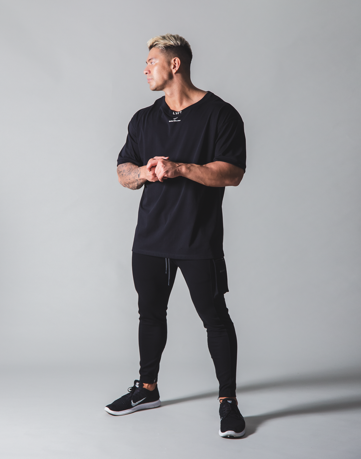 LÝFT Neck Logo Big T-shirt - Black