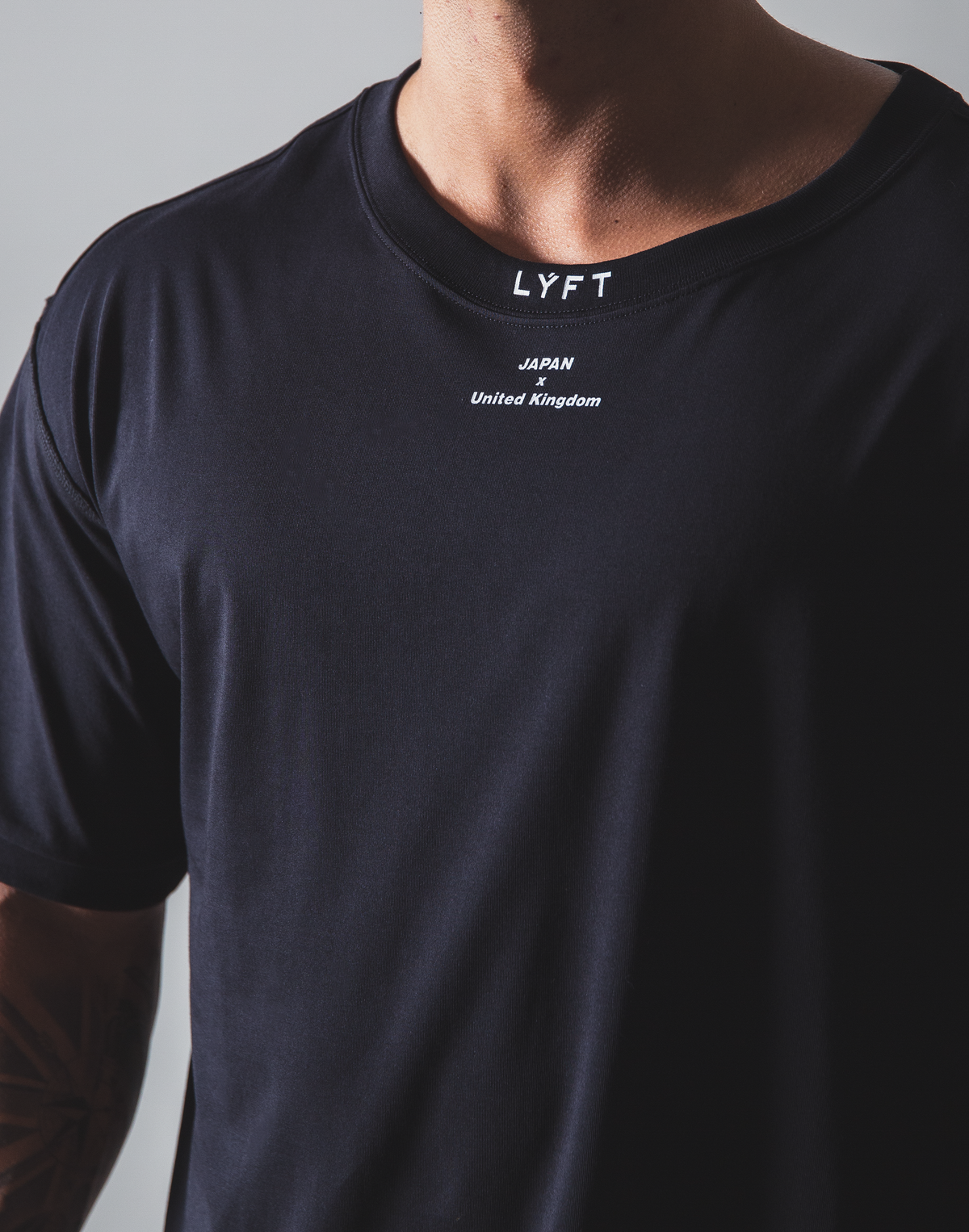 LÝFT Neck Logo Big T-shirt - Black