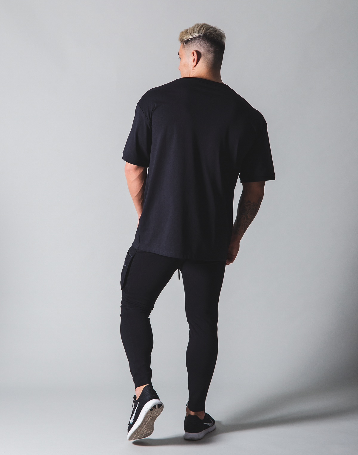 LÝFT Neck Logo Big T-shirt - Black