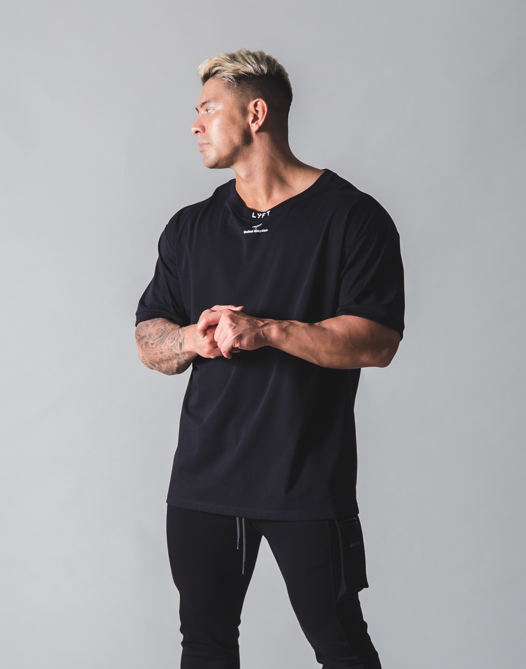 LÝFT Neck Logo Big T-shirt - Black LÝFT Neck Logo Big T-shirt - Black