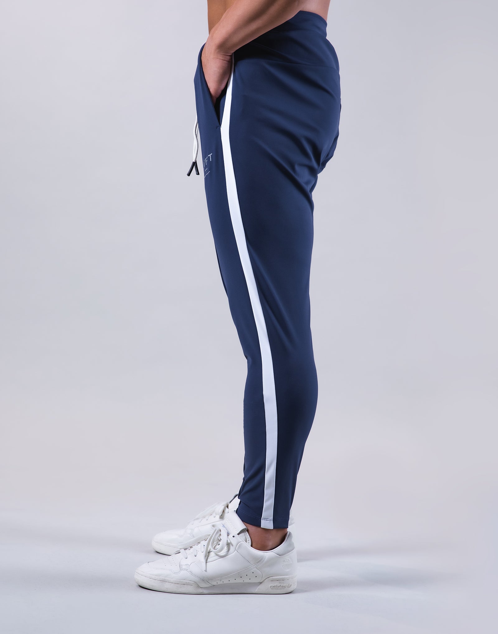One Line Stretch Pleats Pants - Navy – LÝFT