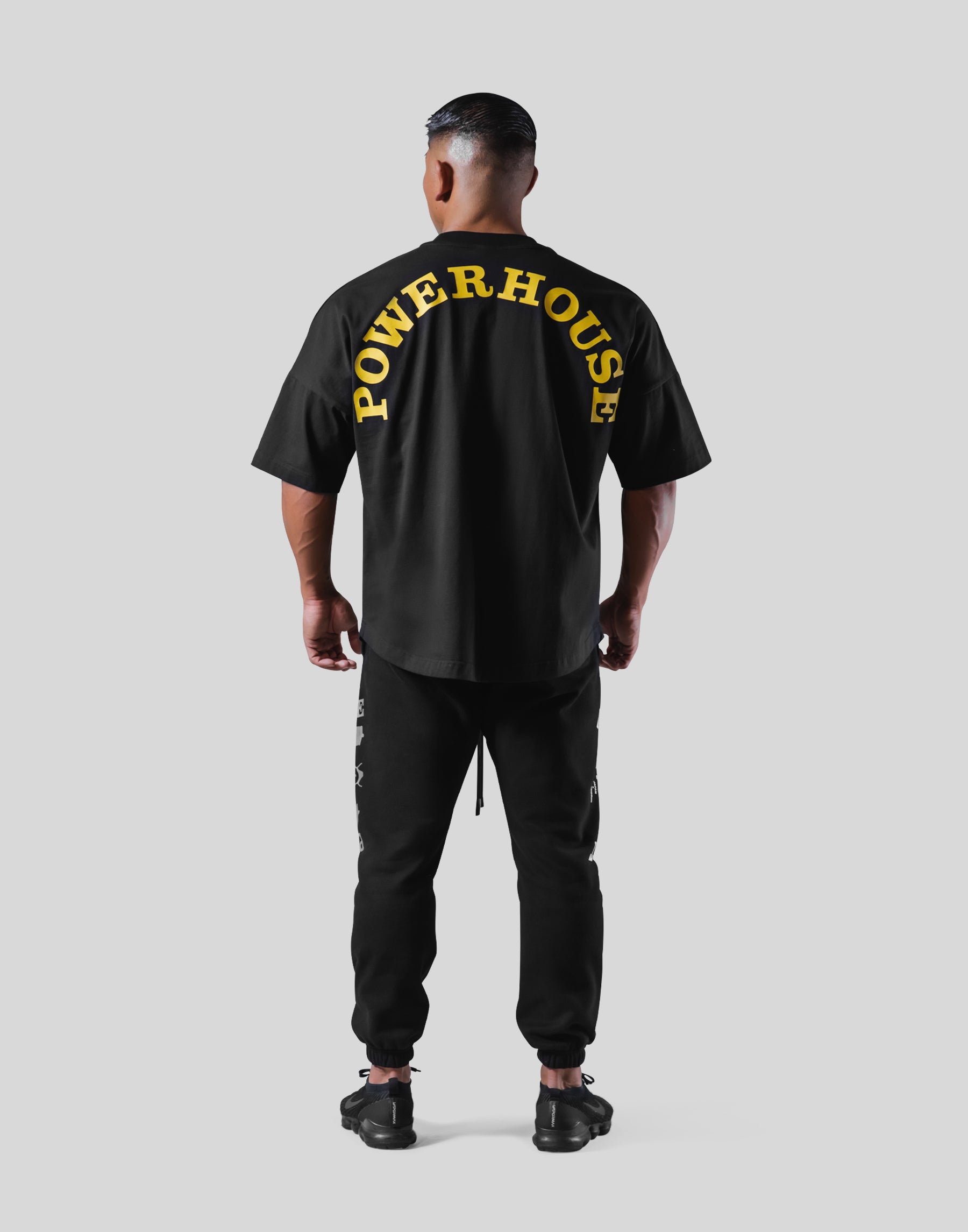 Powerhouse Gym LYFT Tシャツ ブラック LÝFT × Power House Gym Logo Wide Shoulder Big T-Shirt - Black